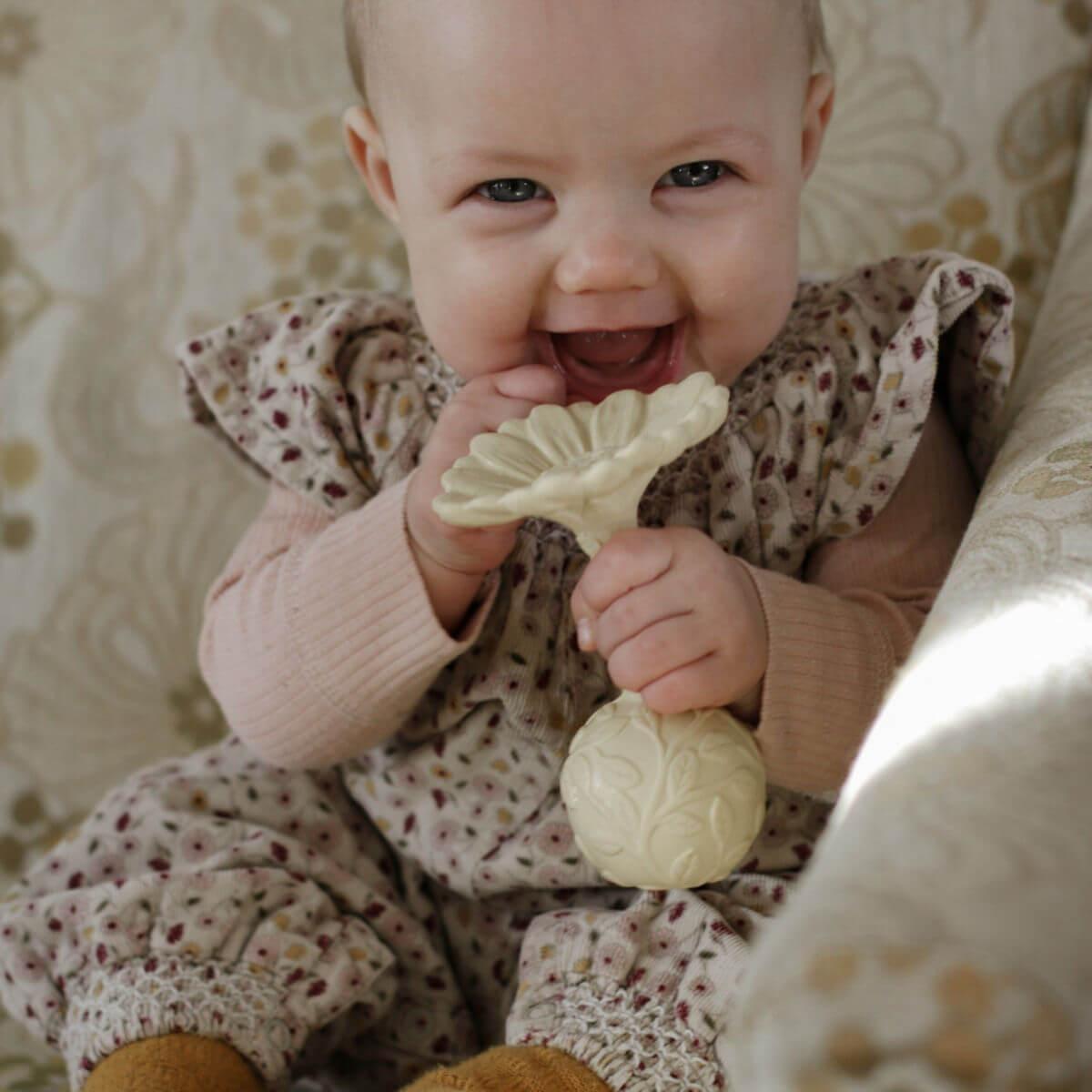 Natruba natural rubber baby rattle in daisy flower