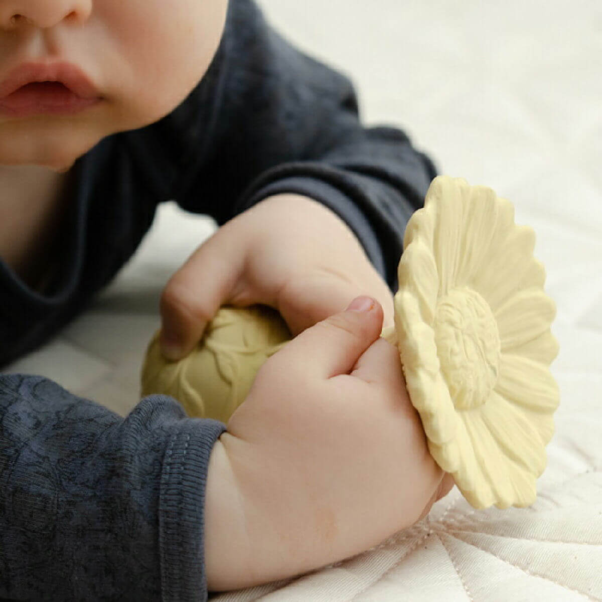 Natruba natural rubber baby rattle in daisy flower