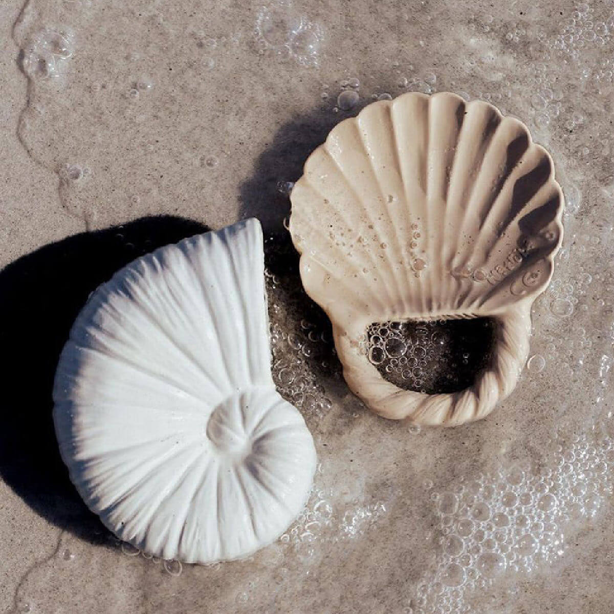 Natruba Ocean Shell bath toys on the sand with wave – waterproof natural rubber baby toys for beach and bath play