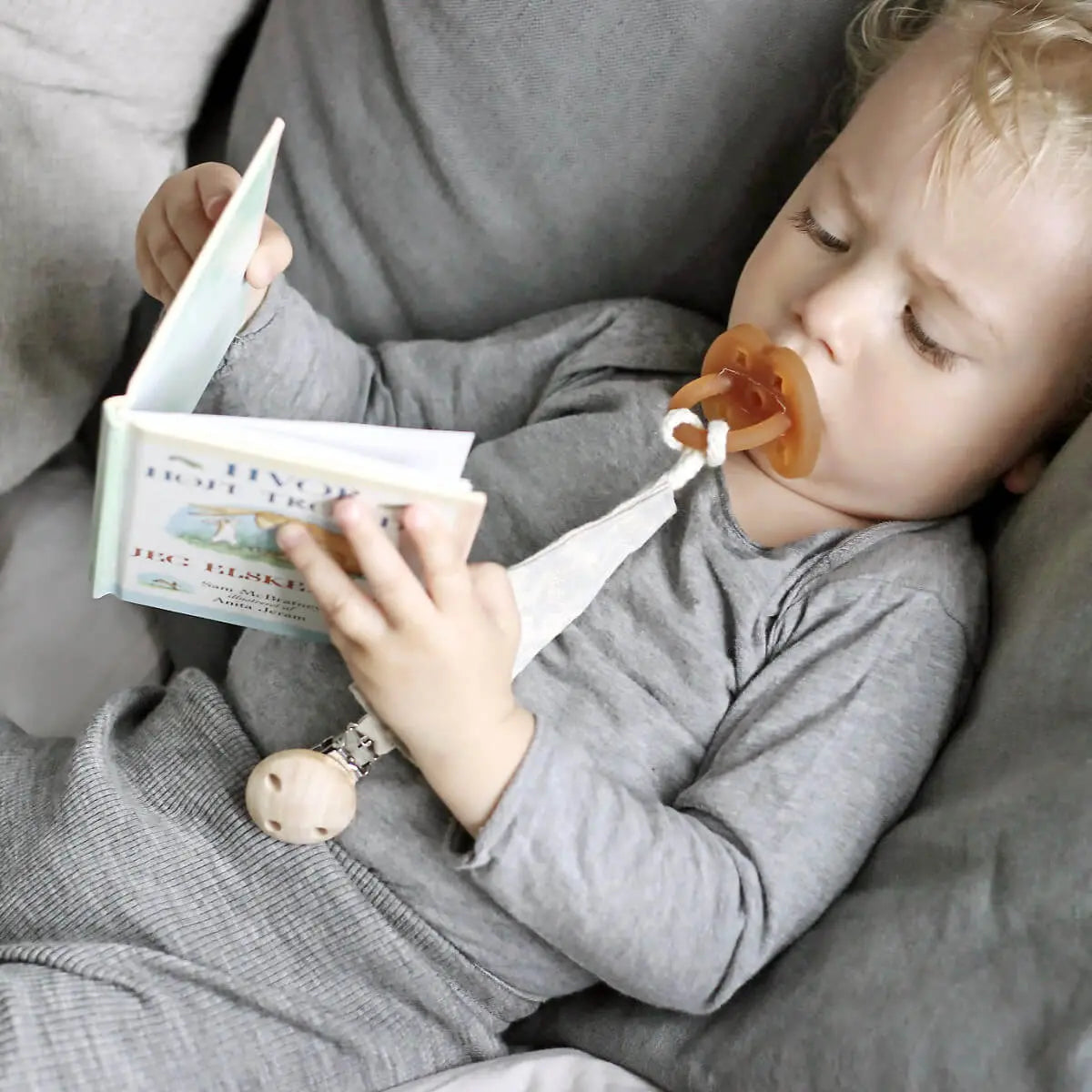 organic dummy clips, pacifier clips, soother clips in soft grey kisses at blue brontide uk
