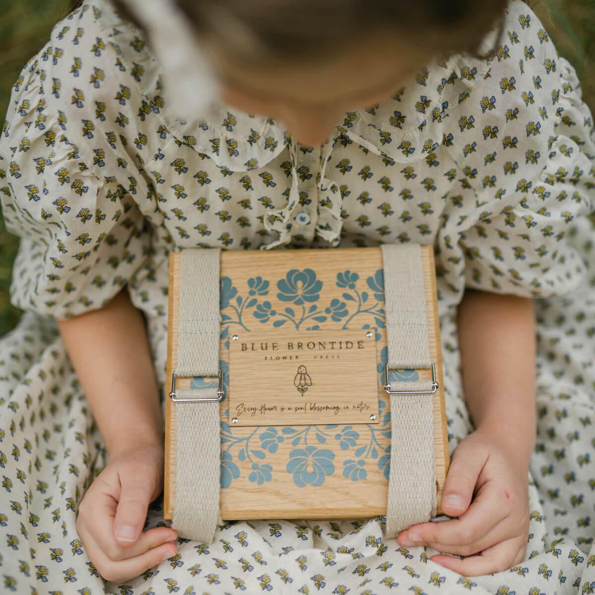 wooden flower press with straps - flower pressing at blue brontide uk