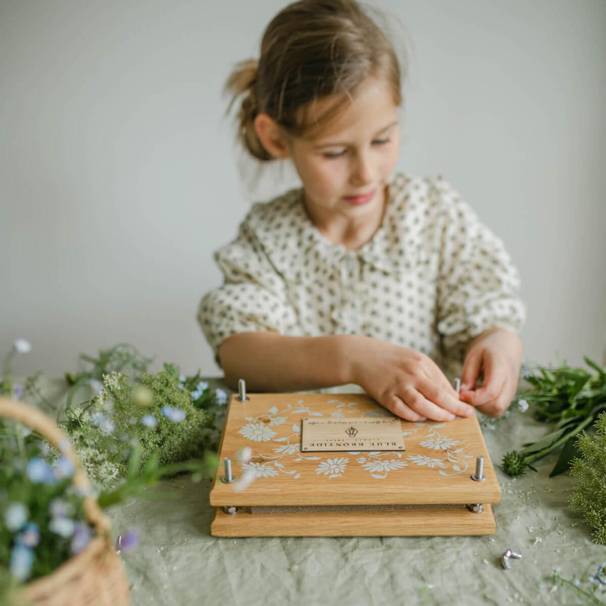 flower-press-kit-daisy-chain-blue-brontide-uk