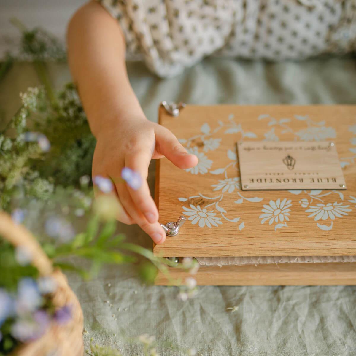 flower-press-kit-daisy-chain-blue-brontide-uk