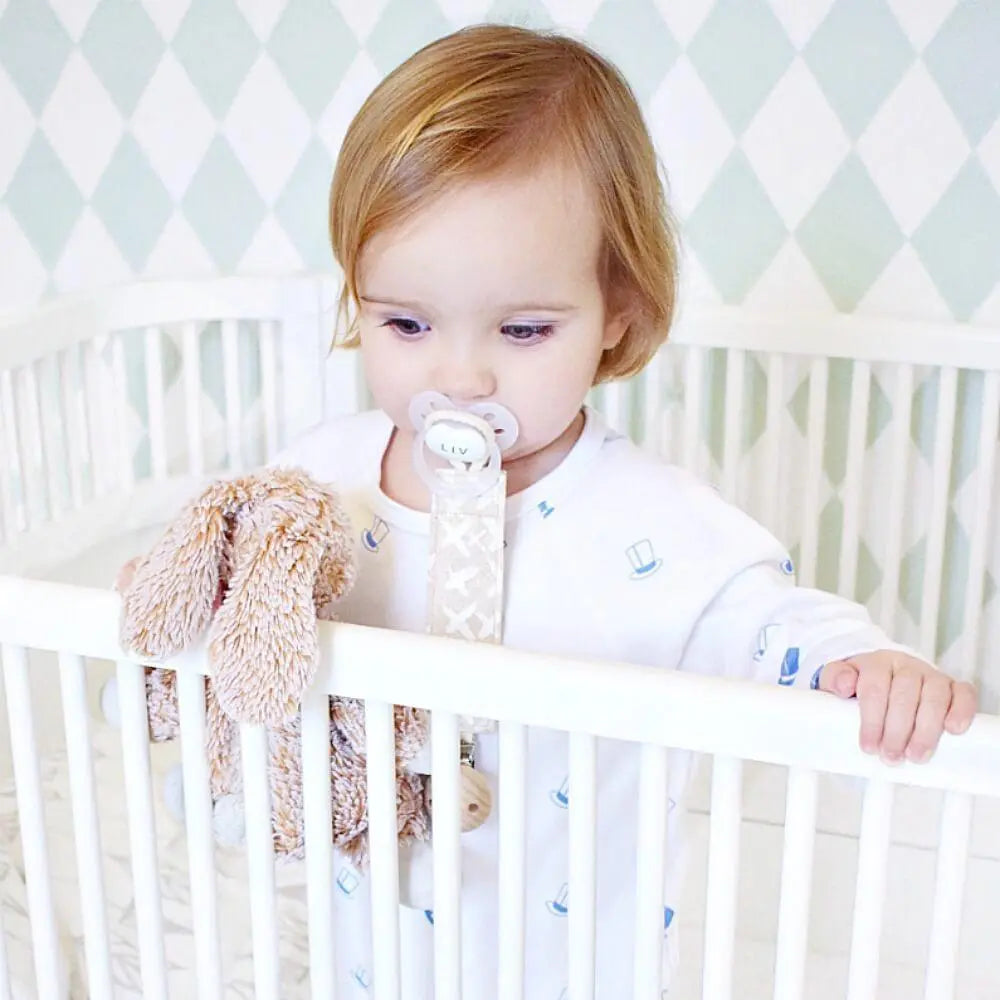 organic dummy clip, pacifier clip, soother clip in alabaster kisses design at blue brontide uk