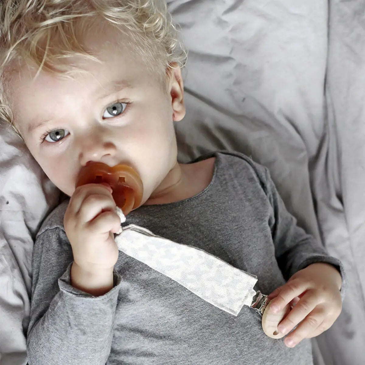 organic dummy clips, pacifier clips, soother clips in soft grey kisses at blue brontide uk