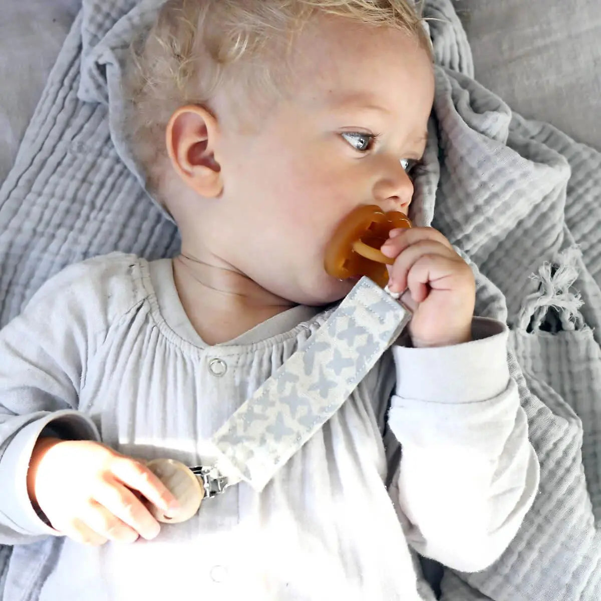 organic dummy clips, pacifier clips, soother clips in soft grey kisses at blue brontide uk