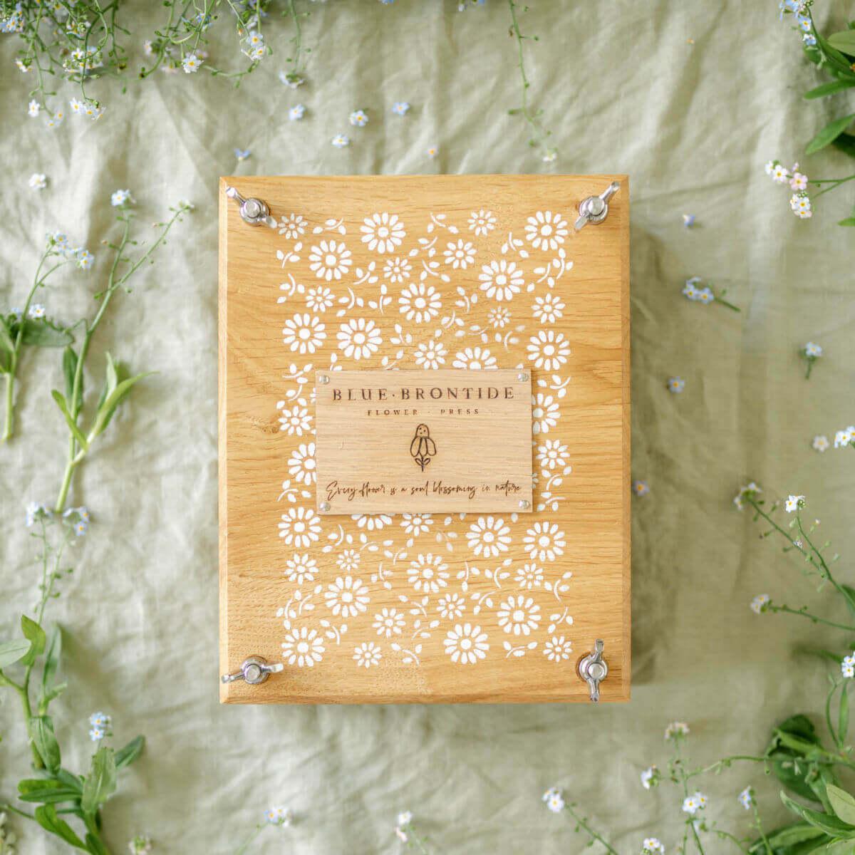 heirloom-wooden-flower-press-delicate-daisy-blue-brontide-uk