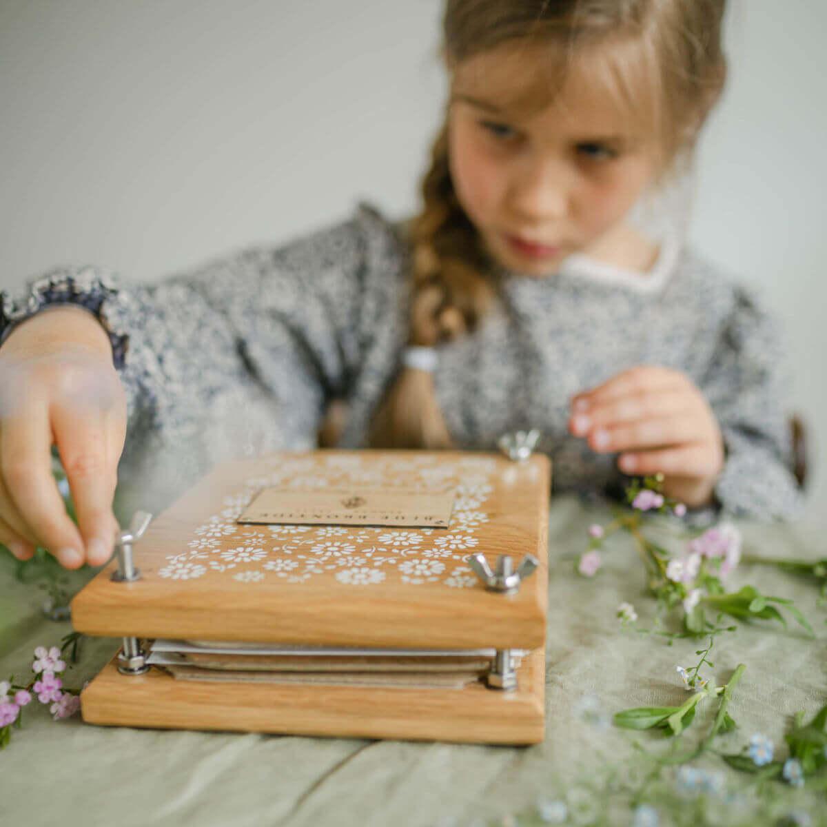 heirloom-wooden-flower-press-delicate-daisy-blue-brontide-uk