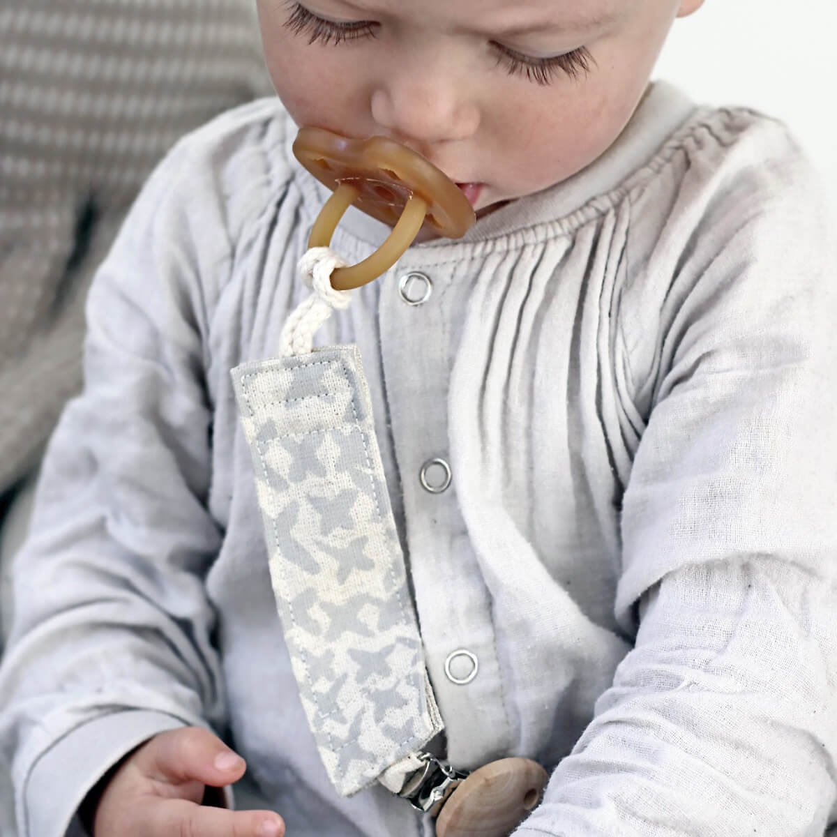 organic dummy clip, pacifier clip, soother clip in soft grey kisses design at blue brontide uk