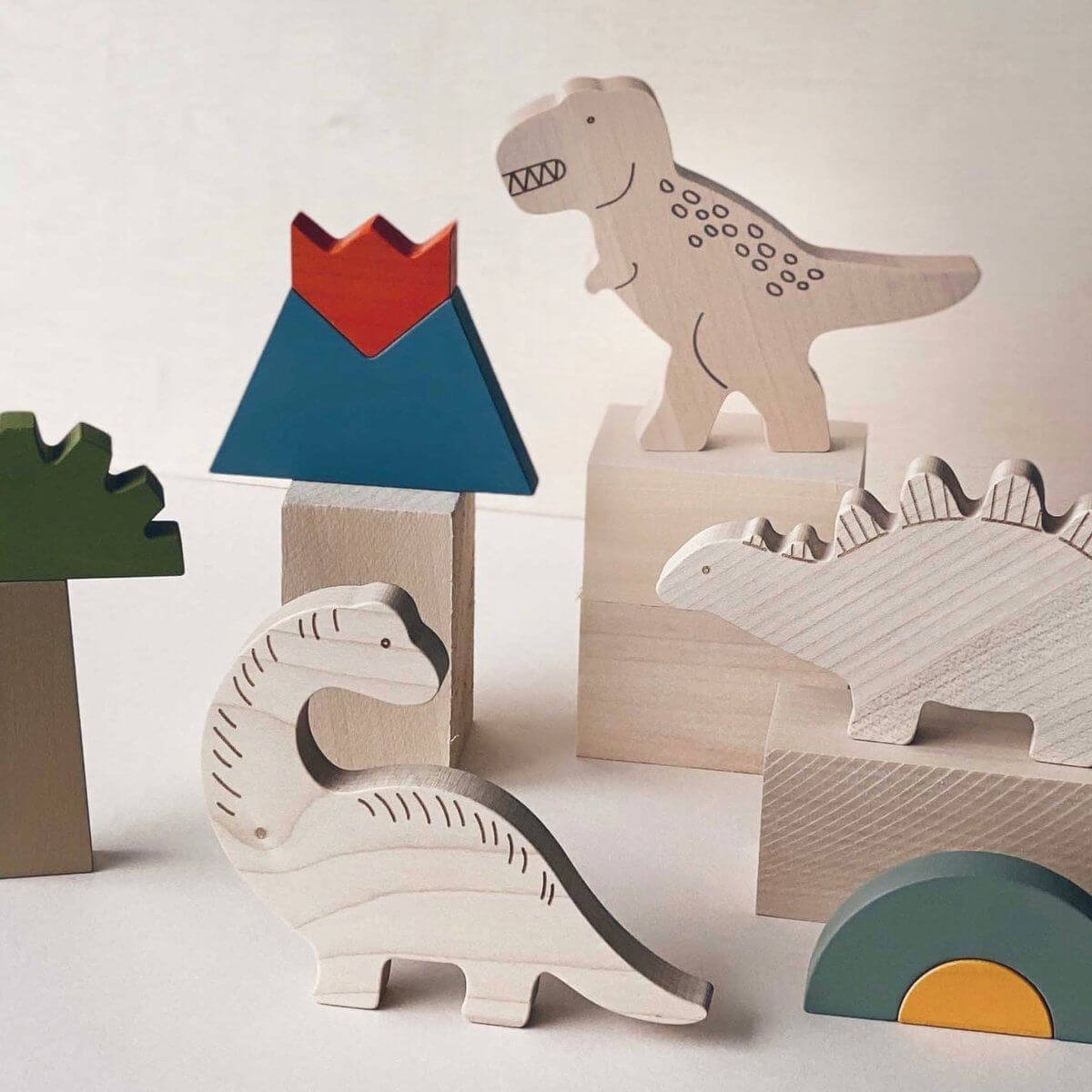 wooden dinosaur play set toy by briki vroom vroom